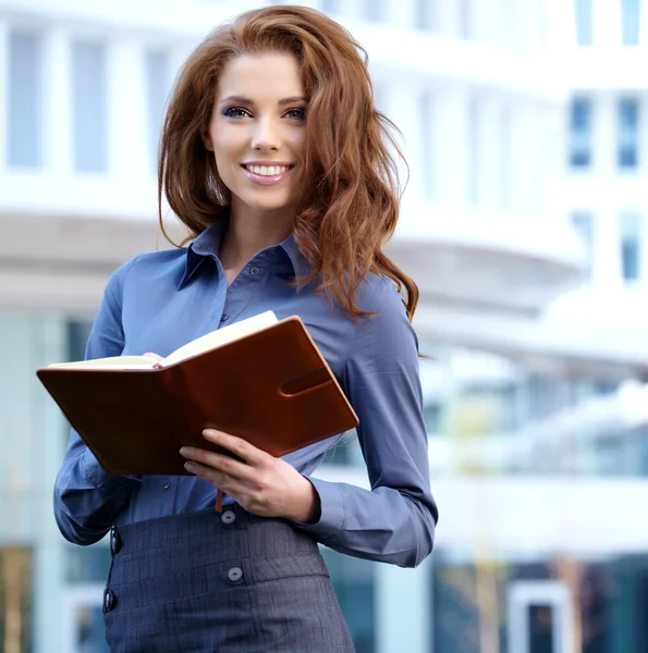 Jeunes femmes heureuses ou étudiant sur le fond de l'entreprise immobilière — Photo