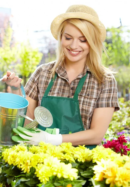 Florists woman working with flowers at a greenhouse. — Stock Photo, Image