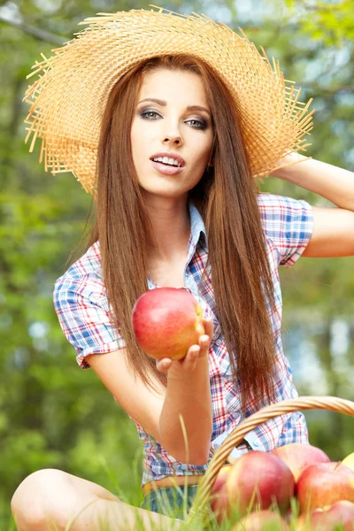 Beau modèle ethnique mangeant de la pomme rouge — Photo