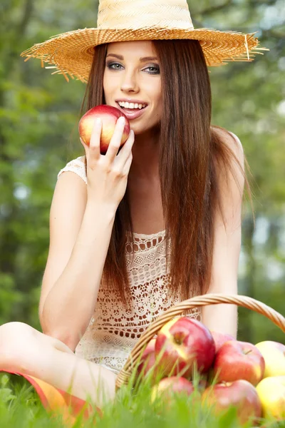 Beau modèle ethnique mangeant de la pomme rouge — Photo