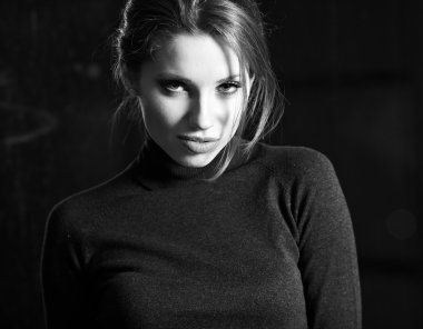 BW portre çekici esmer seksi kızı