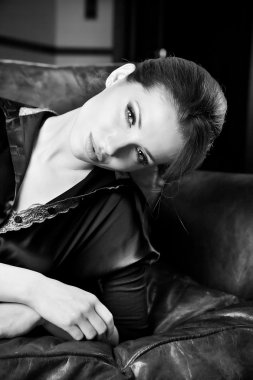 BW portre çekici esmer seksi kızı