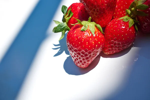 Etwas frische Erdbeere isoliert auf weißem Hintergrund — Stockfoto