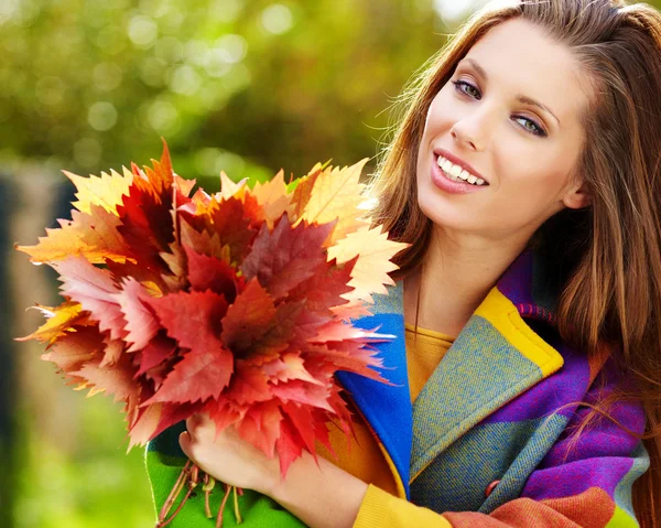 Portret van mooie jonge vrouw in herfstpark. — Stockfoto