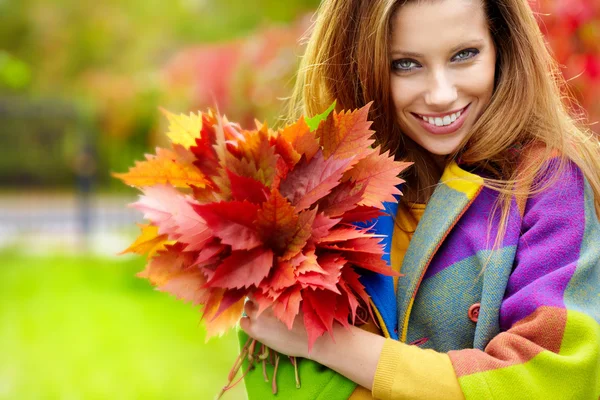 Retrato de una hermosa joven en el parque de otoño. — Foto de Stock