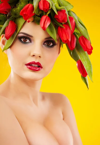 Schoonheid vrouw portret met krans van bloemen op hoofd — Stockfoto