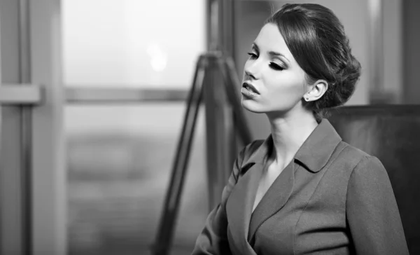 Retrato de mulher, preto e branco — Fotografia de Stock