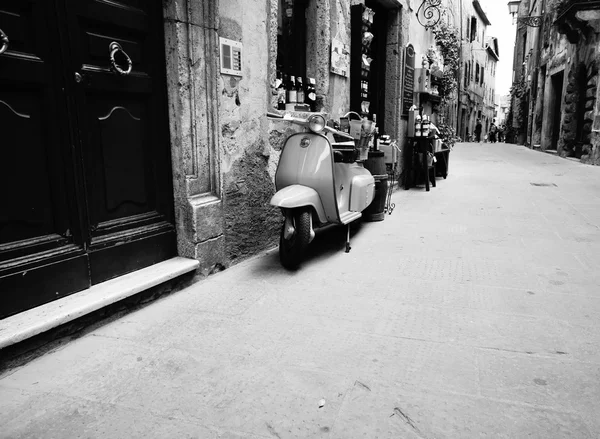 Antigua calle Toscana en BW — Foto de Stock