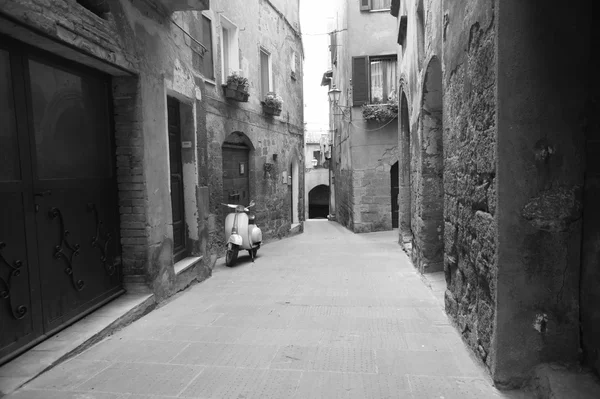 Oude Toscane straat in bw — Stockfoto