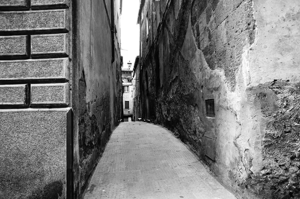 Old Tuscany street in BW — Stock Photo, Image
