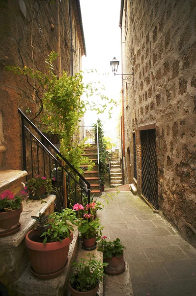 Vicolo stretto con vecchi edifici nella tipica città medievale italiana — Foto Stock