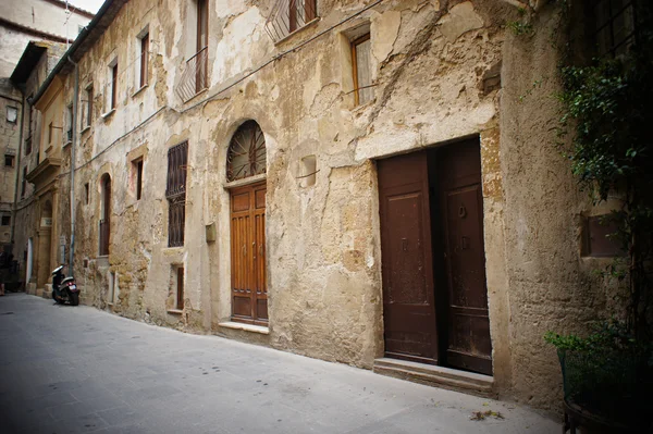 Vicolo stretto con vecchi edifici nella tipica città medievale italiana — Foto Stock
