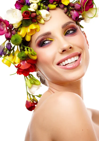 Mulher bonita com coroa de flores. — Fotografia de Stock