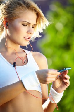 güzel bir kadın fitness şehir üzerinde sırasında müzik dinlemek olduğunu
