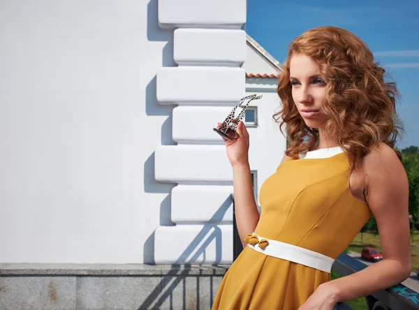 Femme de mode posant en plein air — Photo