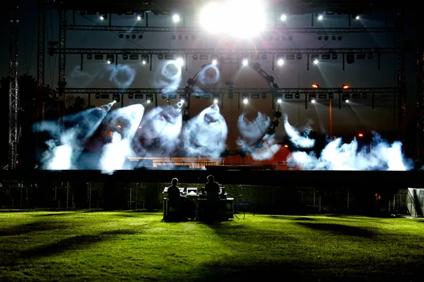 Rock konseri ana sahnede hazırlanıyor — Stok fotoğraf