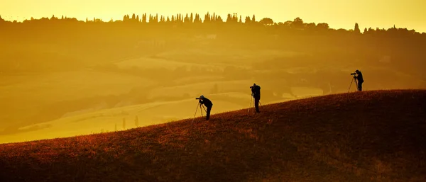 Val d'orcia po sunrise z fotografem, Toskania, Włochy — Zdjęcie stockowe