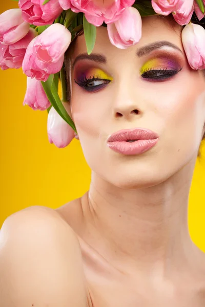 Schoonheid vrouw portret met krans van bloemen — Stockfoto