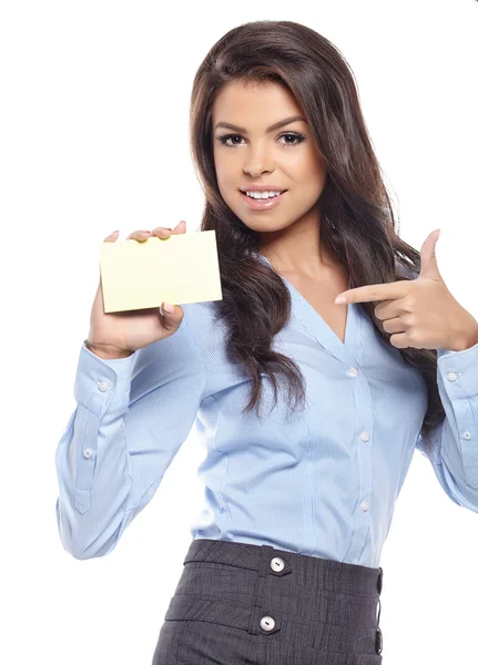 Молодая предпринимательница держит кредитку. Изолированные на белом — стоковое фото