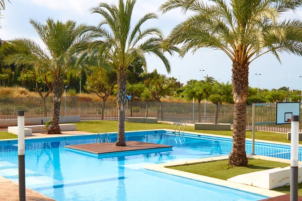 Parte de la piscina con agua azul — Foto de Stock