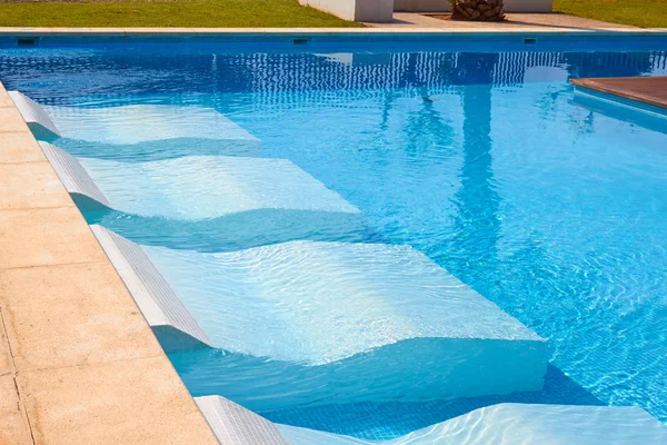 Parte della piscina con acqua blu — Foto Stock