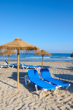 güneş şemsiyesi ile tropikal plaj sandalye şemsiye