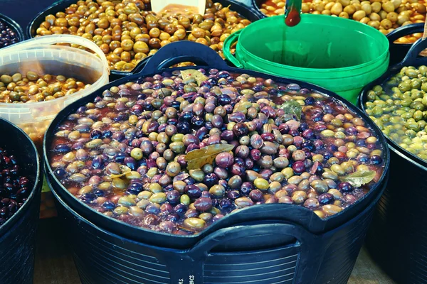 Expositor de aceitunas en el mercado — Foto de Stock