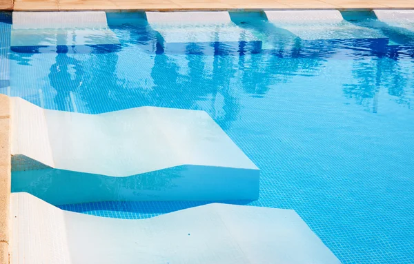 Část bazénu s modrou vodou — Stock fotografie