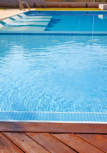 Parte da piscina com água azul — Fotografia de Stock