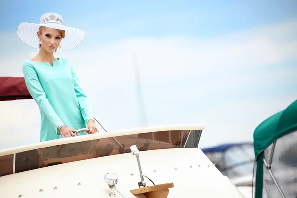 Летняя женщина на яхте — стоковое фото
