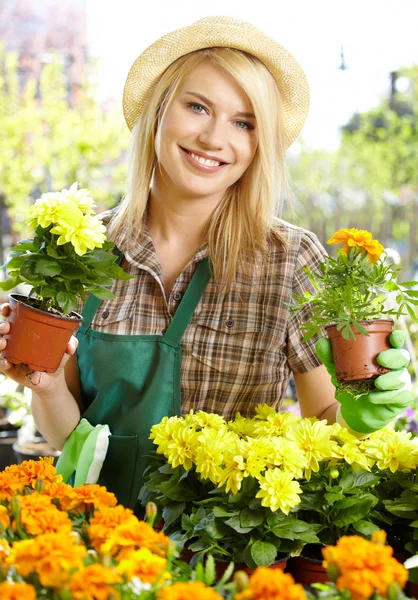 Květinářství žena pracuje s květinami ve skleníku. — Stock fotografie