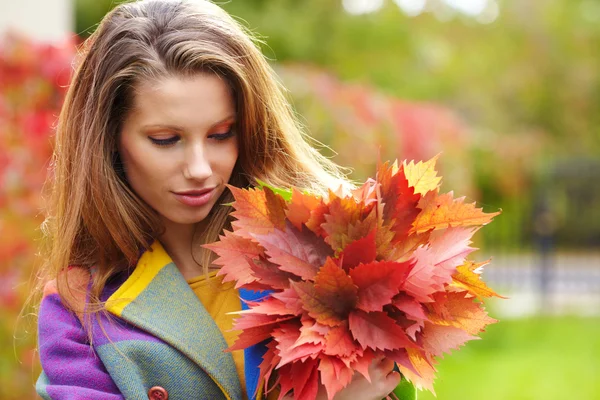 Hermosa mujer elegante de pie en un parque en otoño —  Fotos de Stock