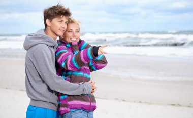 sıcak giysiler giyen çift kucaklayan ve having fun