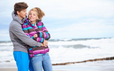 sıcak giysiler giyen çift kucaklayan ve having fun