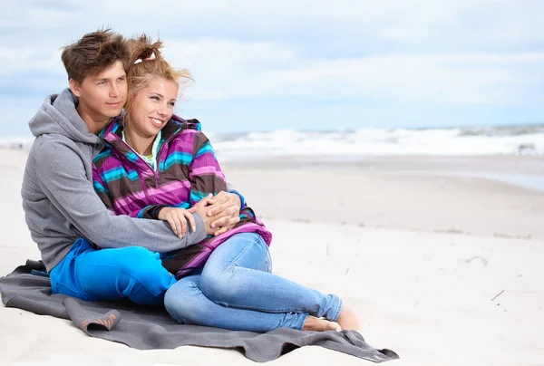 Couple embracing and having fun wearing warm clothes — Stock Photo, Image