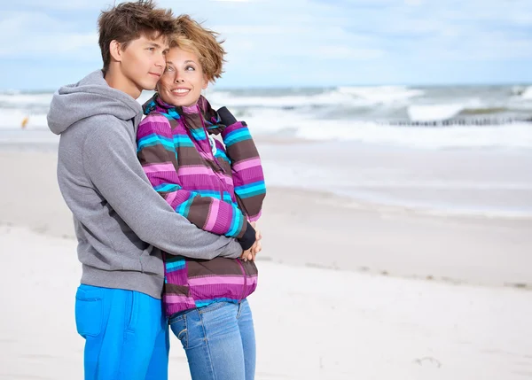 Paar omarmen en plezier dragen van warme kleding — Stockfoto