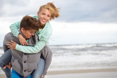 gülümseyerek elele plajda çalışan çift