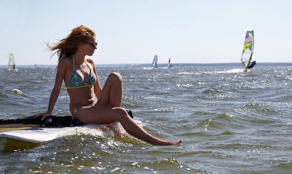 Młoda piękna kobieta na windsurfingu w wodzie — Zdjęcie stockowe