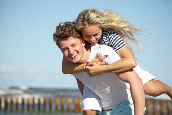 Jonge gelukkige paar plezier op het strand. — Stockfoto