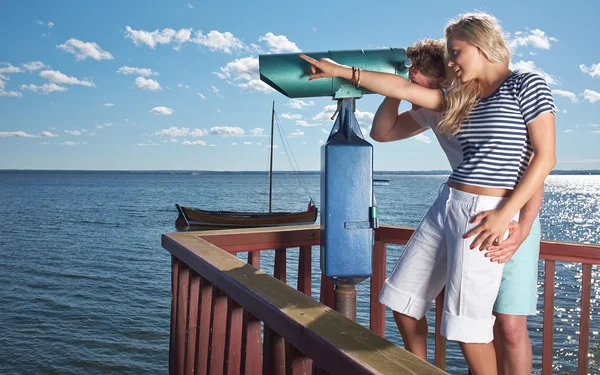 Usmívající se mladý pár v krásné letní beach — Stock fotografie