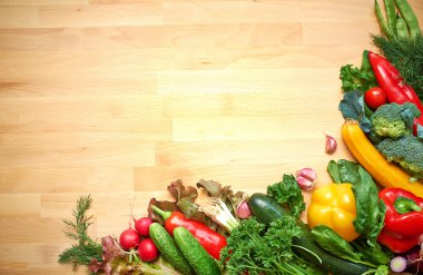 ahşap arka plan üzerinde sağlıklı organik sebze