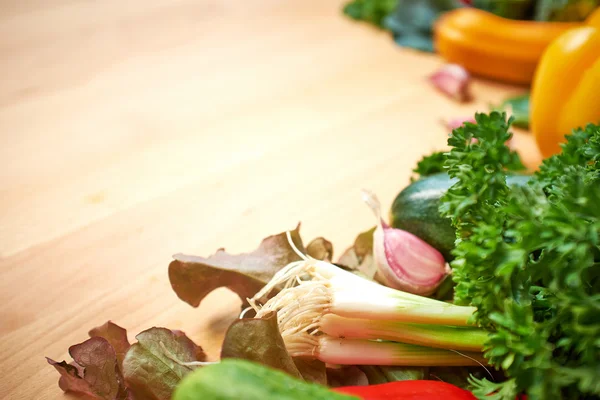 健康的有机蔬菜木制背景上。艺术边框 de — 图库照片