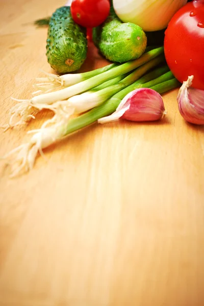 Zdravé bio zeleniny na dřevěné pozadí. umění hranice de — Stock fotografie