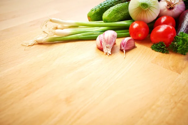 Légumes biologiques sains sur fond de bois — Photo