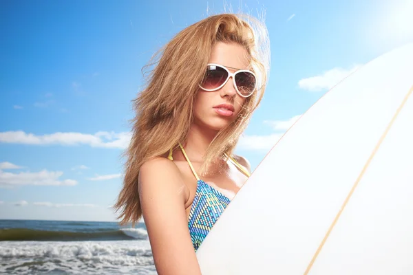 Surfer meisje op het strand — Stockfoto