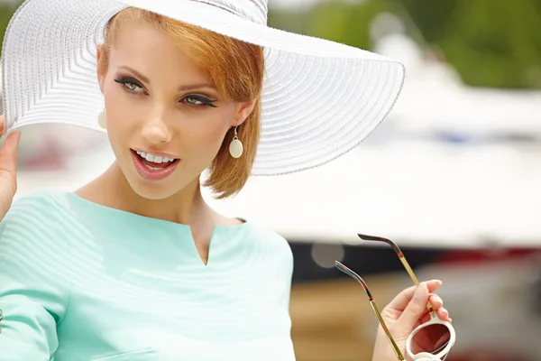 Mooie jonge vrouw in hoed zomer buiten — Stockfoto