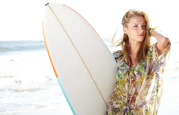 Mulher bonita na praia com prancha de surf — Fotografia de Stock