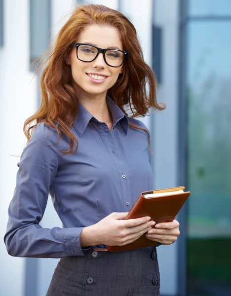 Vacker affärskvinna på bakgrunden av det moderna kontoret — Stockfoto