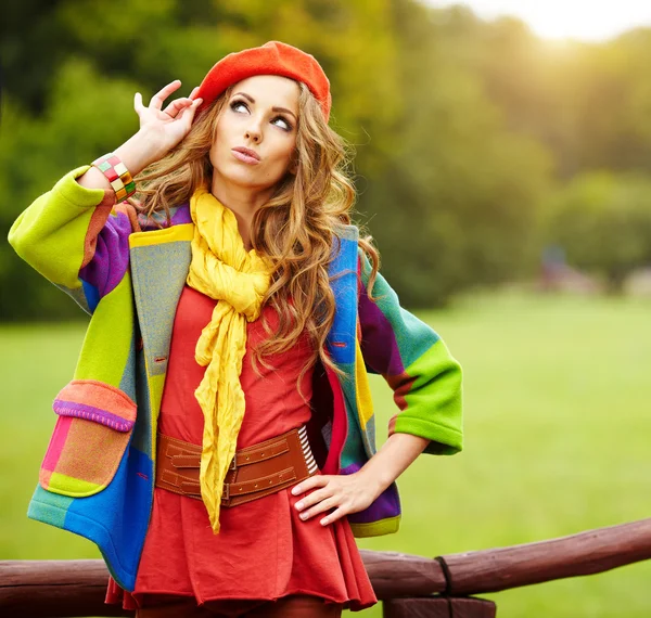 Donna di moda a piedi nel parco autunnale — Foto Stock