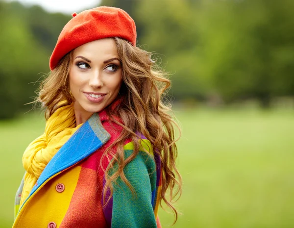 Mujer de moda caminando en el parque de otoño — Foto de Stock